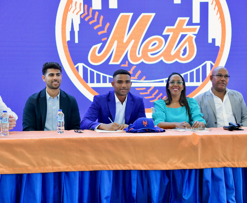 El paracorto Elián Peña al momento de plasmar su firma con los Mets.