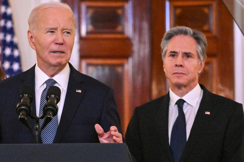 El presidente estadounidense Joe Biden, junto con el secretario de Estado Antony Blinken, habla sobre el alto el fuego entre Israel y Hamás y el acuerdo de liberación de rehenes en el Cross Hall de la Casa Blanca el 15 de enero de 2025.