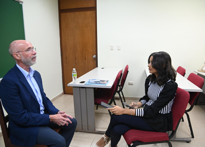 El catedrático Raúl Reis durante la entrevista con la periodista del LISTÍN DIARIO, Yeilín Peña.