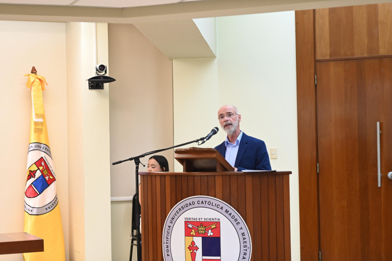 Raúl Reis cuando exponía en el panel de la PUCMM sobre ética e innovación.