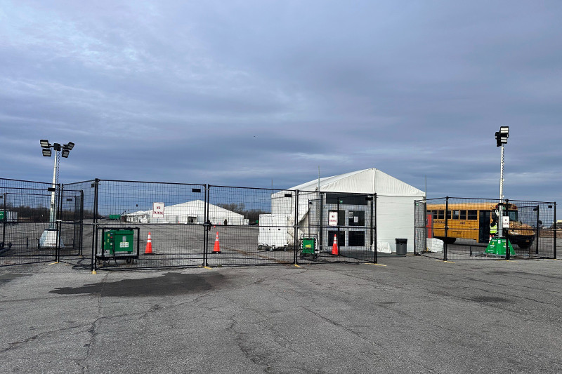 Entrada en un albergue para inmigrantes en el Campo Floyd Bennett, el miércoles 4 de diciembre de 2024, en Nueva York.