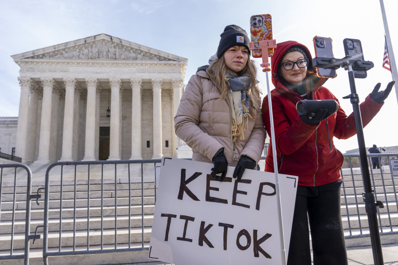 Sarah Baus, a la izquierda, de Charleston, Carolina del Sur, y Tiffany Cianci, quien dice ser una "creadora de contenido educativo de formato largo", transmiten en vivo a TikTok fuera de la Corte Suprema, el viernes 10 de enero de 2025, en Washington.