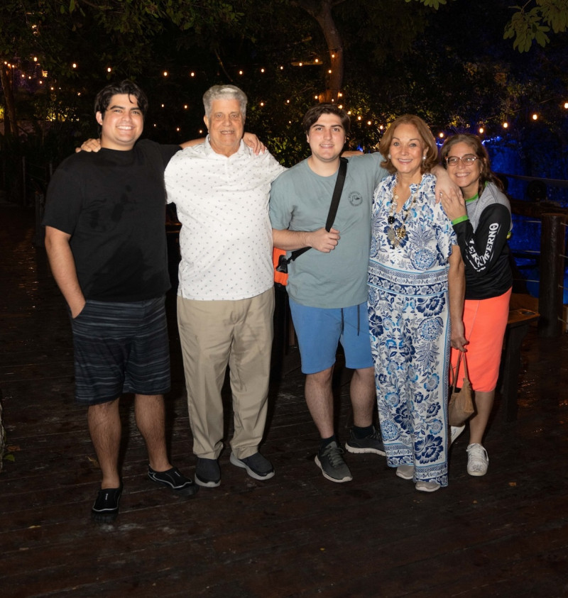 Ángel Rosario y Miguelina de Rosario  Claudia Rosario, y sus hijos Raul y Diego