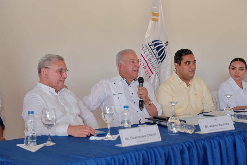 Andrés Bautista, acompañado de Kelvin Cruz, mientras ofrecía declaraciones a la prensa. Figuran la gobernadoraPatricia Núñez y el alcalde de Moca, Miguel Guarocuya Cabral.