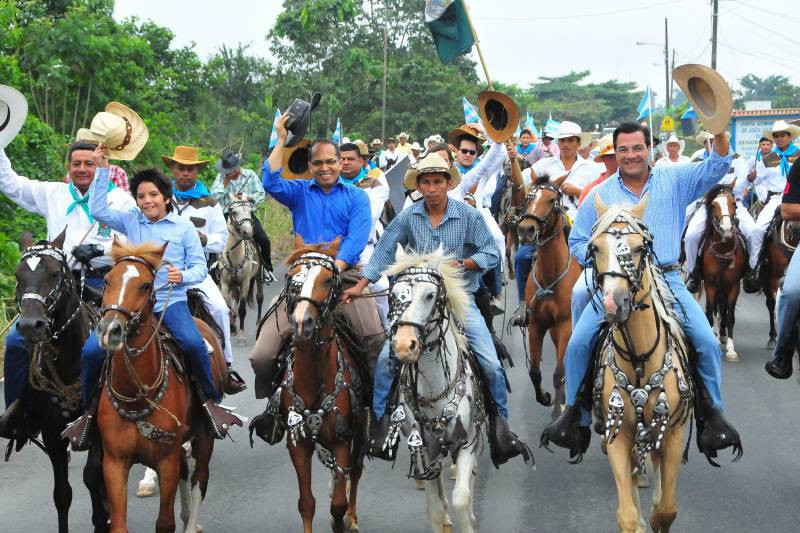 Cientos de personas asisten cada 19 de enero al “Carnaval Equino” en Monte Plata.