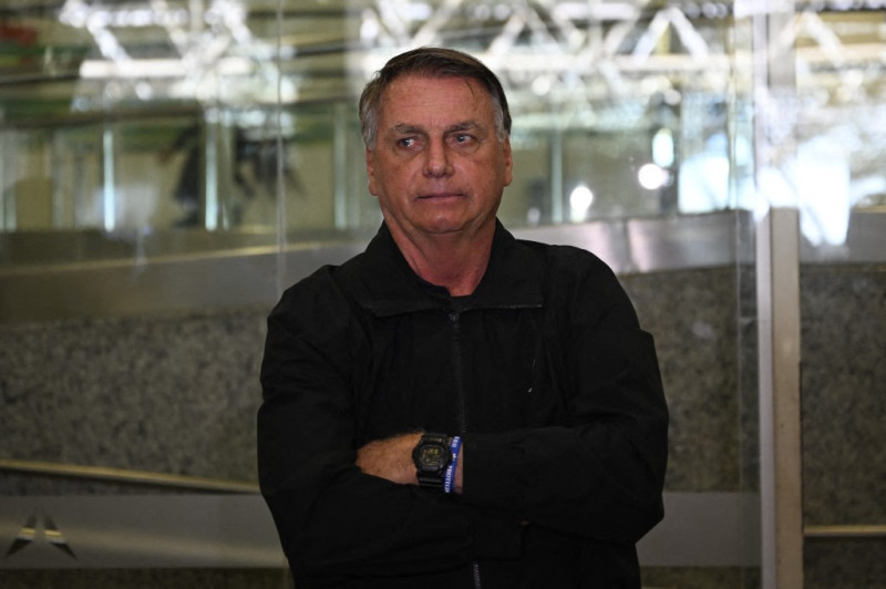 El ex presidente brasileño Jair Bolsonaro observa a su esposa Michelle Bolsonaro salir para la toma de posesión del presidente estadounidense Donald Trump en el Aeropuerto Internacional de Brasilia en Brasilia, Brasil, 18 de enero , 2025.