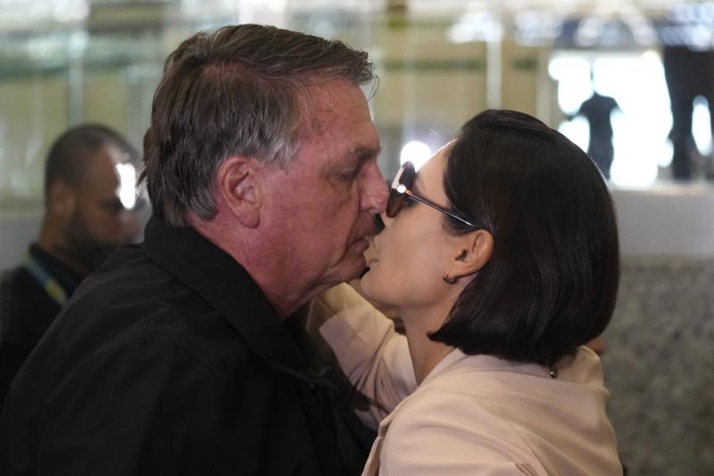 La ex primera dama de Brasil, Michelle Bolsonaro, besa a su esposo y expresidente Jair Bolsonaro