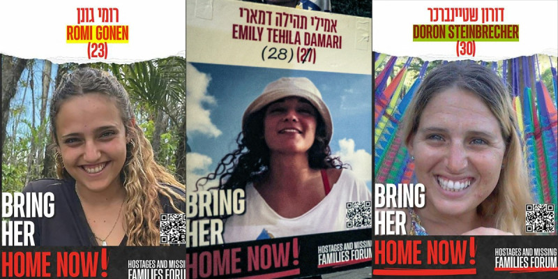 Esta combinación de imágenes creada el 19 de enero de 2025 muestrauna fotografía de un cartel de las rehenes israelí Romi Gonen Emily; Tehila y Doron Steinbrecher, las tres detenidos en la Franja de Gaza desde los ataques del 7 de octubre de 2023 contra Israel por parte de militantes de Hamás.