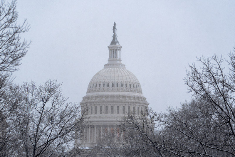 La nieve cae sobre el Capitolio en Washington