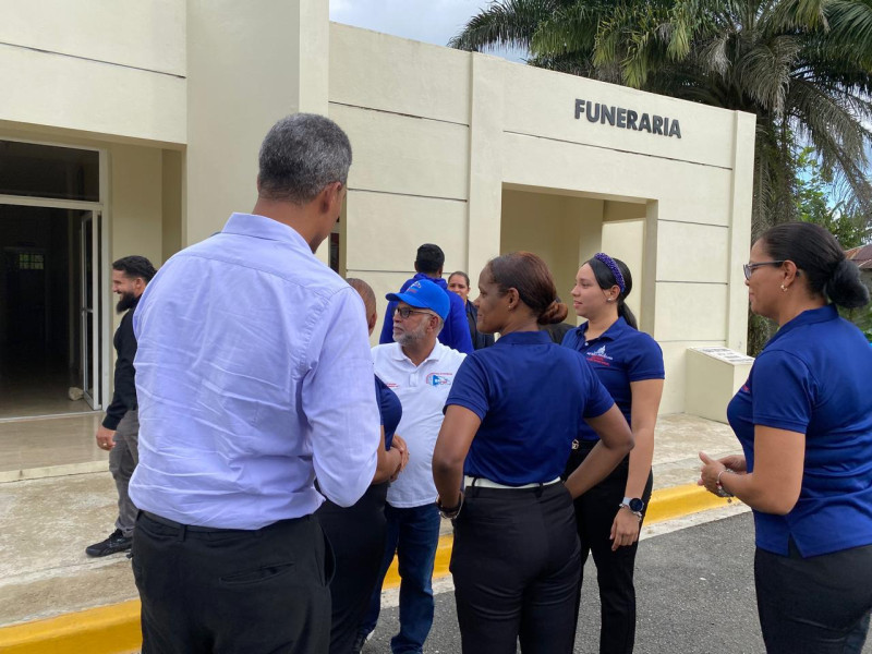 Estudiantes reciben clases en funeraria en Tenares