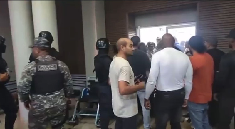 Agentes policiales custodian hospital donde menor de 16 años se encuentra ingresado.