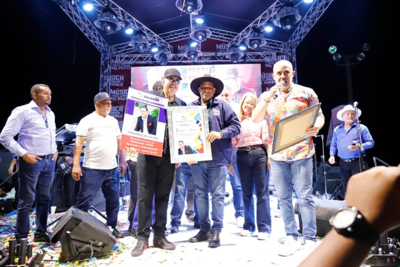 Durante el "Festimayimbe 2025·, los alcaldes de la zona, incluyendo a los de Dajabón, Monte Cristi, Loma de Cabrera y Castañuela, rindieron homenaje a Fernando Villalona.