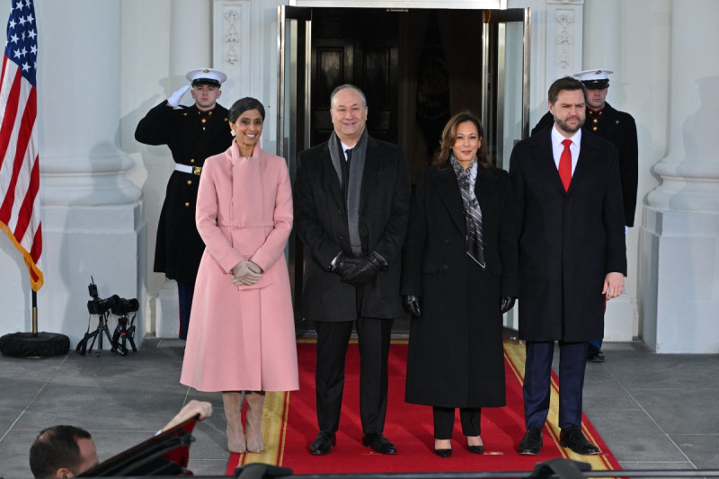 Usha Vance, Douglas Emhoff,  Kamala Harris y el vicepresidente electo, JD Vance