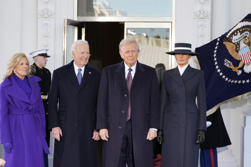 El presidente electo Donald Trump y Melania Trump son recibidos por el presidente Joe Biden y la primera dama Jill Biden, a su llegada a la Casa Blanca, el lunes 20 de enero de 2025, en Washington.