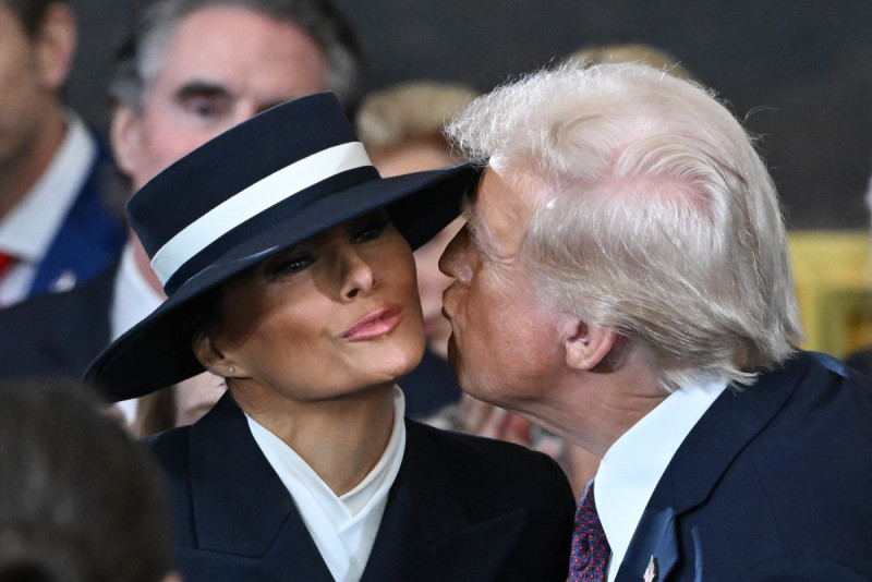 Momentos en que se observa que el ala del sombrero se interpone en el beso que le da el presidente Trump a su esposa Melania