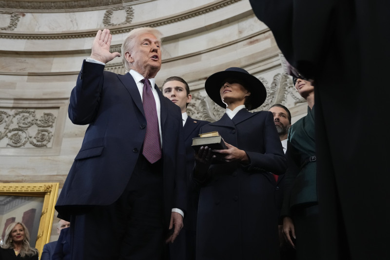 Donald Trump es juramentado como el 47º presidente de los Estados Unidos por el presidente de la Corte Suprema, John Roberts, mientras Melania Trump sostiene la Biblia durante la 60ª inauguración presidencial en la Rotonda del Capitolio de los Estados Unidos en Washington, el lunes 20 de enero de 2025.