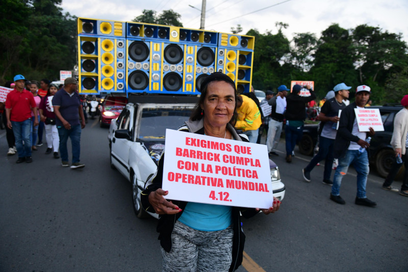 Residentes de Cotuí marchan en contra de la minera Barrick Gold