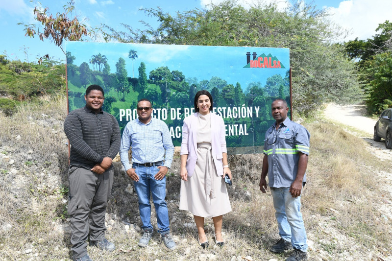 Misael Tejeda, Ricardo Corporán, Stephany Polanco  y Pedro Puello (Chanel) defienden la actividad minera responsable en la sección Borbón, provincia San Cristóbal.