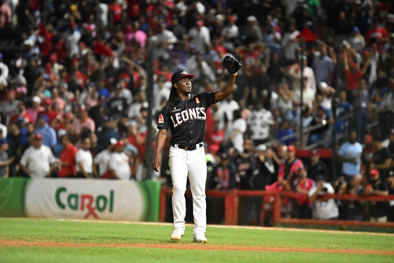 El cerrador de los Leones del Escogido Rafael Montero.