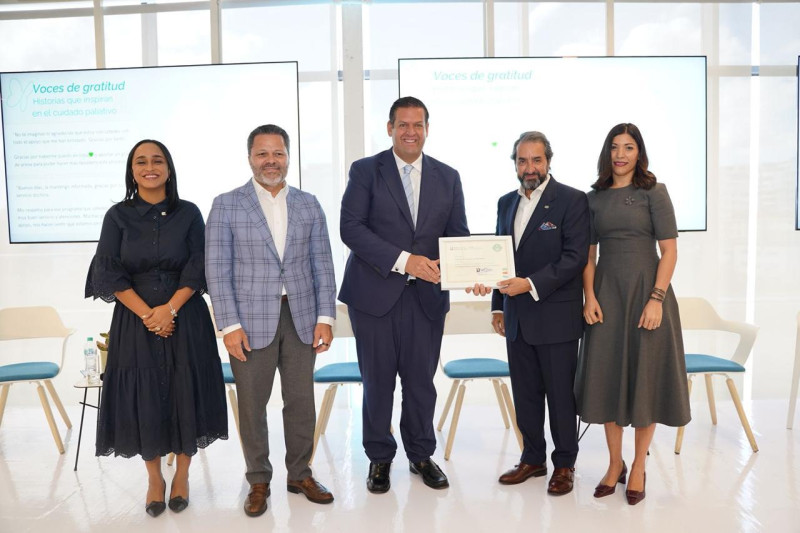 Directivos de ARS Primera reciben la certificación por el modelo de servicio en cuidados paleativos.