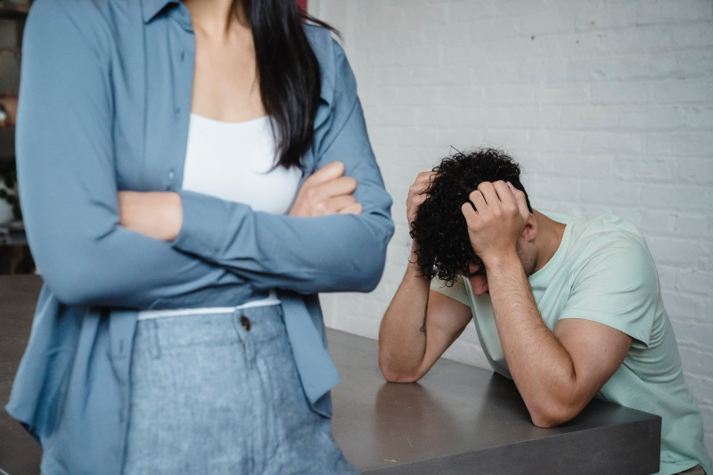 La dependencia emocional se manifiesta en la entrega total del poder personal a otra persona, resultando en la pérdida gradual de la capacidad de autogestión.