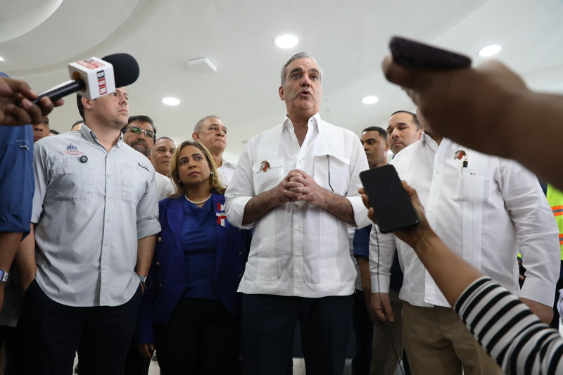 El presidente Luis Abinader habla con miembros de la prensa.