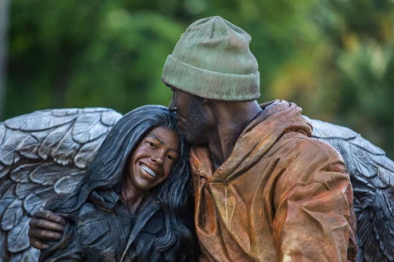 Una nueva estatua permanente de Kobe Bryant y su hija Gianna Bryant se ve afuera del Crytpo.com Arena el 3 de agosto de 2024 en Los Ángeles, California.