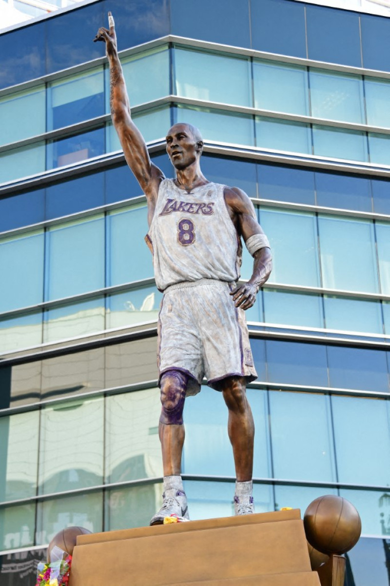 Estatua de Kobe Bryant a las afueras de Crypto.Com Arena