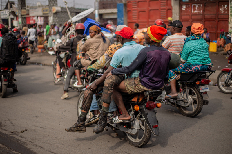 Una mototaxi transporta a un soldado de las Fuerzas Armadas de la República Democrática del Congo (FARDC) herido por disparos.