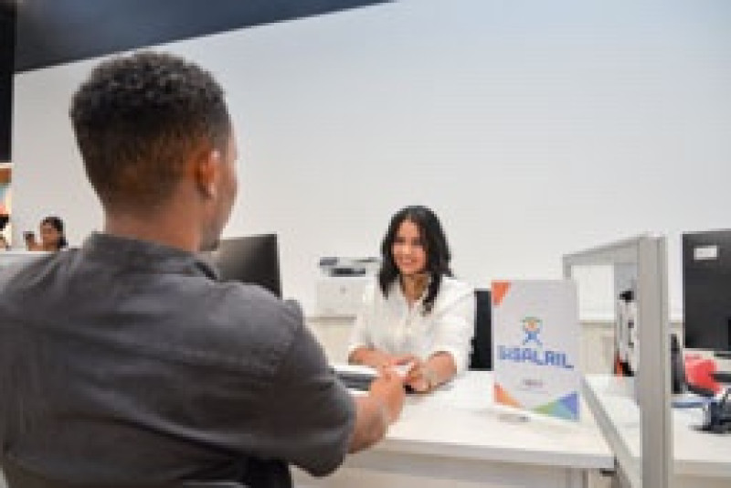 Fotografía muestra personas afiliadas al Seguro Familiar de Salud (SFS) que se traspasan digitalmente de ARS.