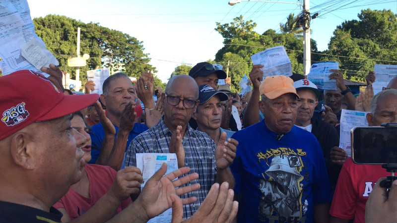 Comunitarios del Jaibón en Valverde, protestan por irregularidades con la energía eléctrica