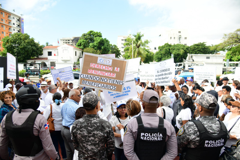 Maestros pensionados protestan frente al Ministerio de Educación por el aumento de 1% a un 4% en su seguro de sobrevivencia.