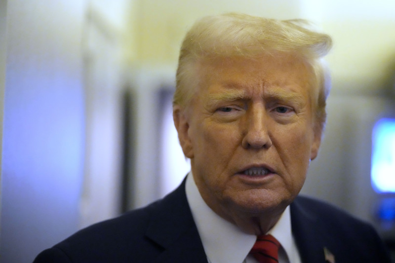 El presidente Donald Trump habla con los periodistas a bordo del Air Force One en ruta desde Miami a la Base Conjunta Andrews, Maryland, el lunes 27 de enero de 2025.
