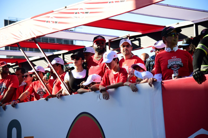 David Ortiz, uno de los principales peloteros que vistió el uniforme escarlata, se integró a la caravana.