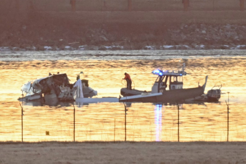 Parte de los restos se ven mientras los botes de rescate buscan en las aguas del río Potomac