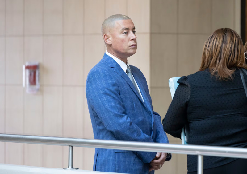 Cosculluela fue acusado de conducir temerariamente un vehículo de motor, abandonar una escena, maltrato de animales y destrucción de prueba por el “hit and run” que dejó a dos jinetes heridos y muertos a sus caballos, el 12 de mayo de 2024.