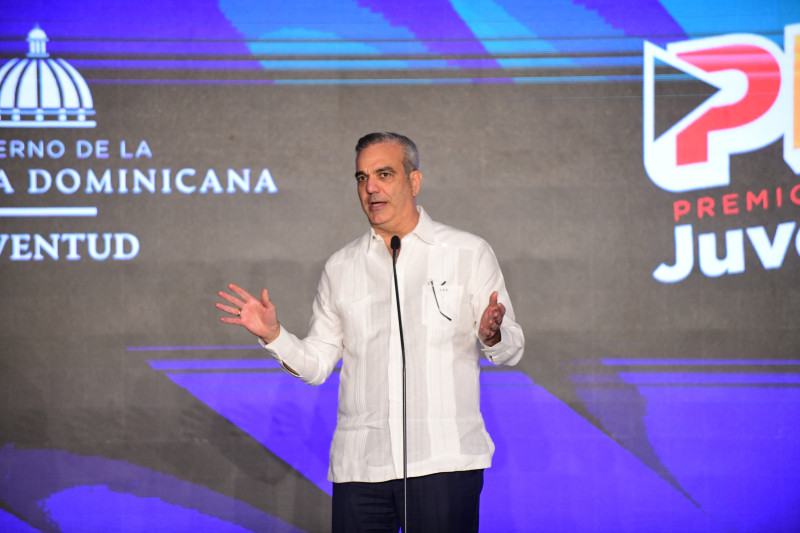 El presidente Luis Abinader en la entrega del Premio de Juventud.