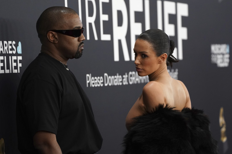 Kanye West, izquierda, y Bianca Censori