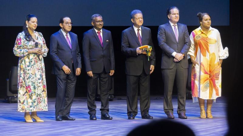 Yvette Marichal, Guillermo Sención, el embajador de la India, Ramu Abbagani, Leonel Fernández, Manuel Corripio y Zumaya Cordero durante la inauguración del festival.