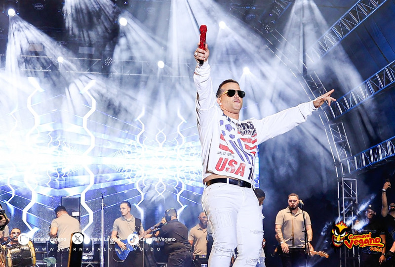 El Blachy durante su presentación en el carnaval vegano 2025.