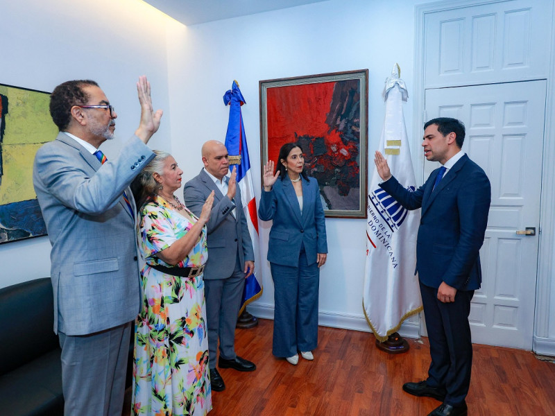 Roberto Àngel Salcedo al juramentar sus cuatro nuevos viceministros: y Luis Rhadamés Santos Lora, Alicia Baroni Bethancourt, Amaury Sánchez Lembert, y Carmen Rossina Guerrero Heredia.