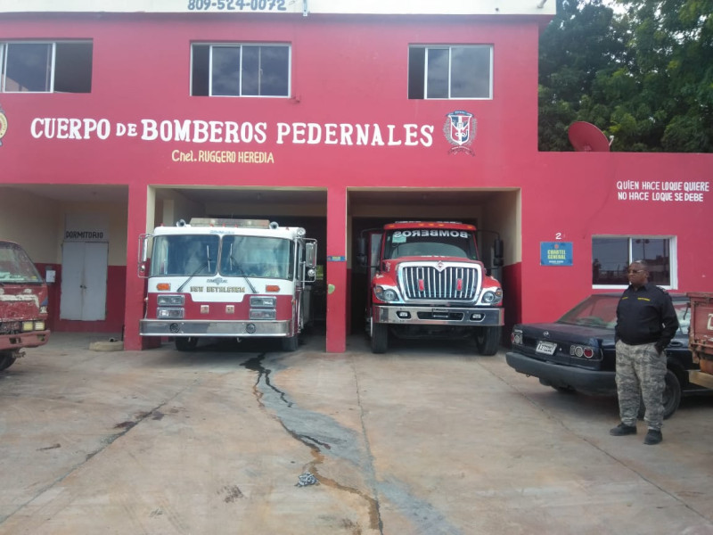 Los bombros de Pedernales carecen de uniformes y herramientas para sus tareas de emergencias.