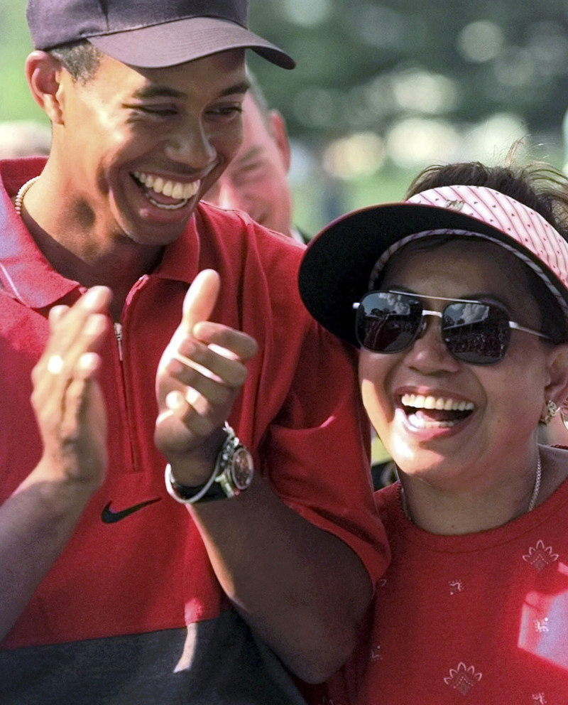 - Tiger Woods se ríe con su madre, Kultida,