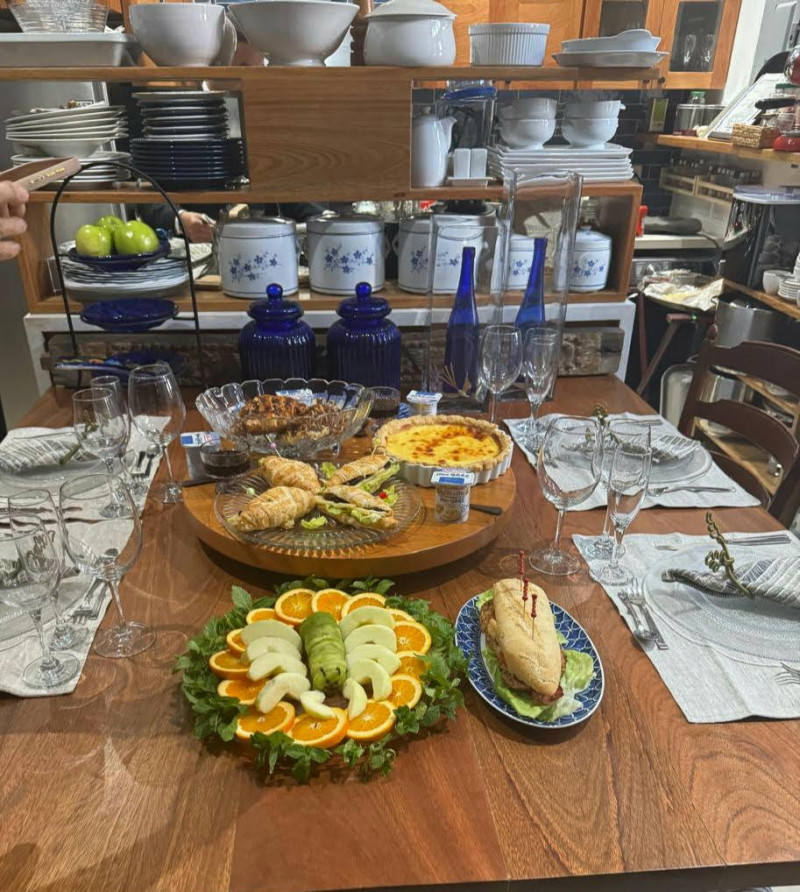 Mesa montada para el brunch en Casa Olivier