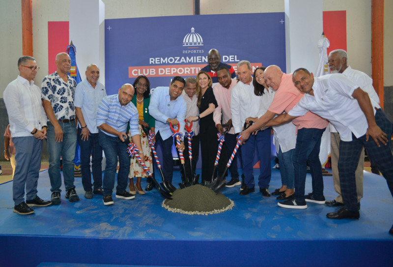 El ministro de Deportes Kelvin Cruz encabeza el inicio de los trabajos de remodelación del club Luperón.