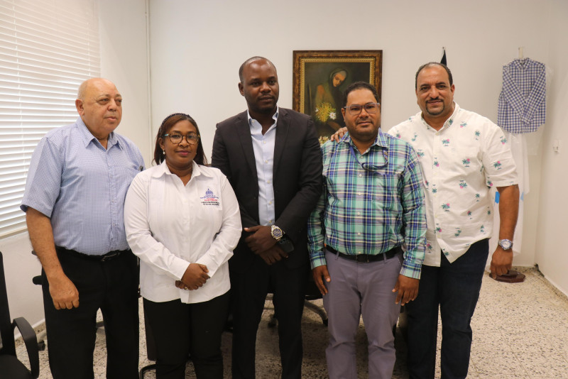 Autoridades dominicanas en Aduanas de Dajabón junto al director departamental del noreste de Comercio e Industria de Haití,  Leslie Theogene.
