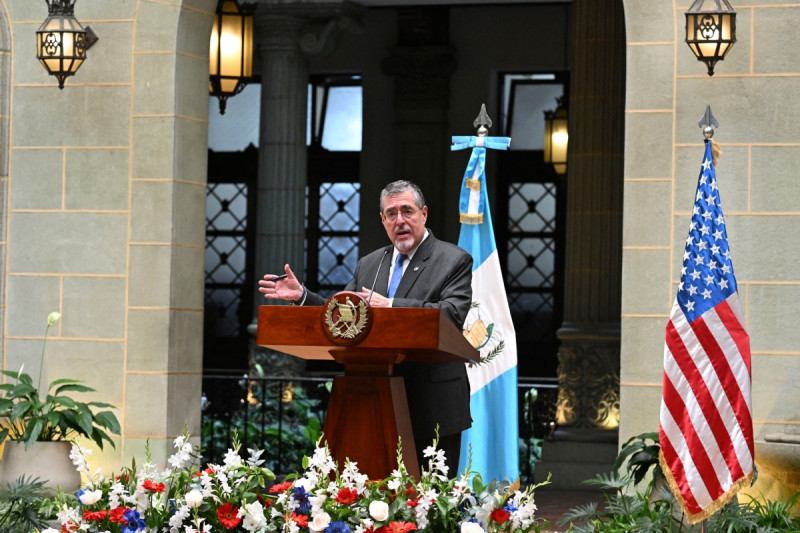 El presidente de Guatemala, Bernardo Arévalo, habla con los medios durante una conferencia de prensa conjunta con el secretario de Estado de Estados Unidos, Marco Rubio, en el Palacio de la Cultura de la ciudad de Guatemala el 5 de febrero de 2025.