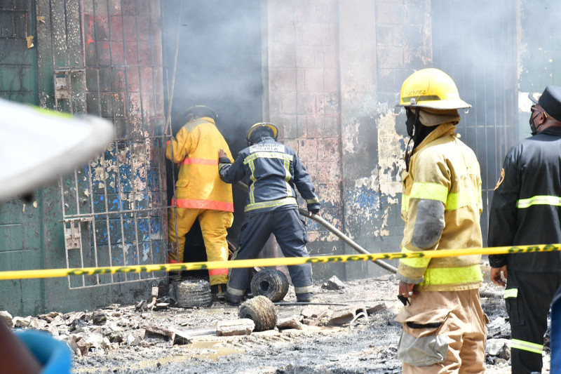 Los salarios de los bomberos son insignificantes, pese a la riesgosa labora que realizan.