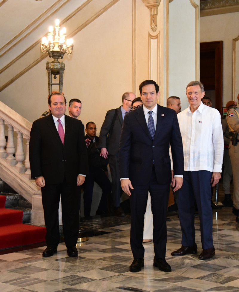 Rubio llega al Palacio Nacional para encuentro con el presidente Luis Abinader, a la izquierda, el ministro de la Presidencia, José Ignacio Paliza y a la derecha, el ministro de Relaciones Exteriores, Roberto Álvarez.