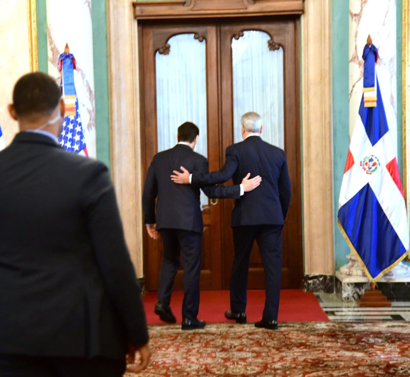 Marco Rubio y Luis Abinader tras concluir la rueda de prensa conjunta en la casa presidencial.